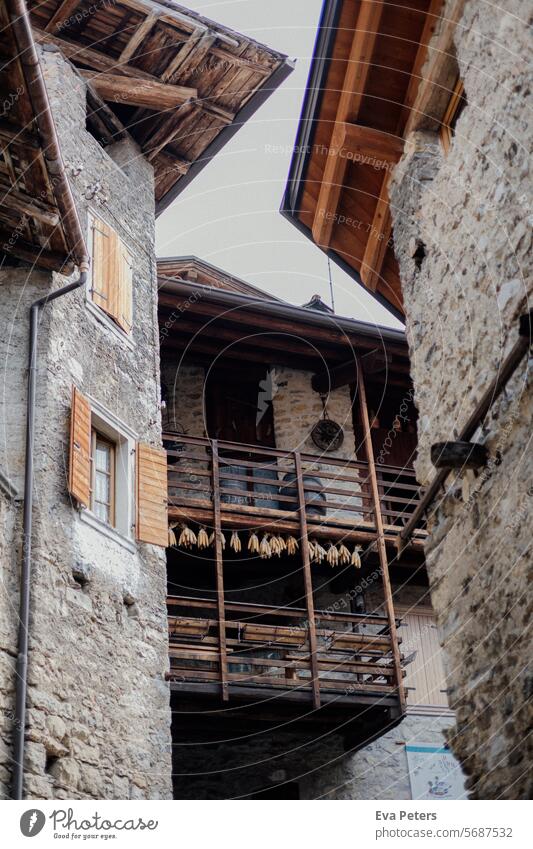 Canale di Tenno, mittelalterliches Dorf in Italien Blick Berge Trentino Tourismus Urlaub Häuser Dunst Trento Berge u. Gebirge Sommer Landschaft Natur See Himmel