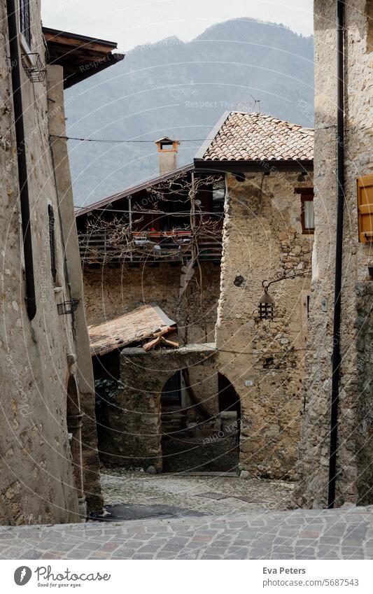 Canale di Tenno, mittelalterliches Dorf in Italien Blick Berge Trentino Tourismus Urlaub Häuser Dunst Trento Berge u. Gebirge Sommer Landschaft Natur See Himmel