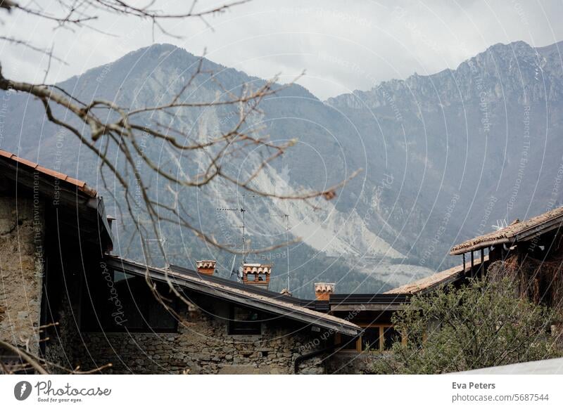 Canale di Tenno, mittelalterliches Dorf in Italien Blick Berge Trentino Tourismus Urlaub Häuser Dunst Trento Berge u. Gebirge Sommer Landschaft Natur See Himmel