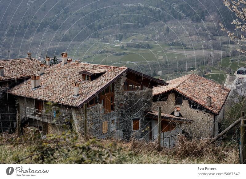 Canale di Tenno, mittelalterliches Dorf in Italien Blick Berge Trentino Tourismus Urlaub Häuser Dunst Trento Berge u. Gebirge Sommer Landschaft Natur See Himmel