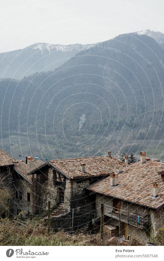 Canale di Tenno, mittelalterliches Dorf in Italien Blick Berge Trentino Tourismus Urlaub Häuser Dunst Trento Berge u. Gebirge Sommer Landschaft Natur See Himmel