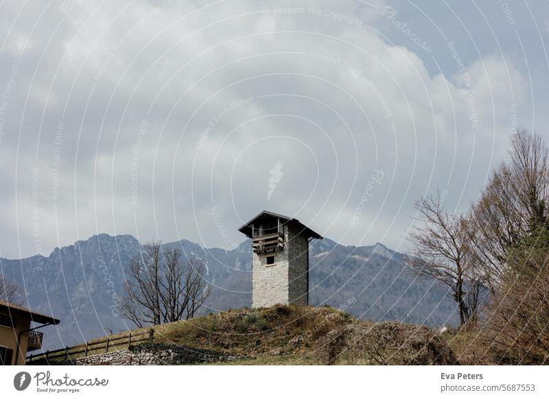 Kleiner Turm in Tenno (Trentino) mit Bergen im Hintergrund Blick Tenno See Tennosee Lago di Tenno Gardasee Arco Riva del Garda garda Tourismus Urlaub Häuser