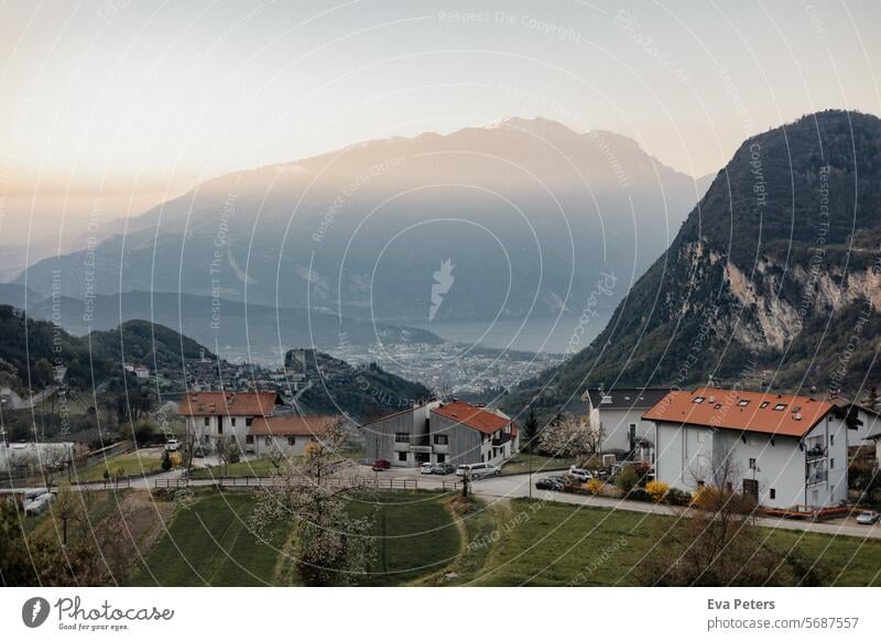 Blick von Tenno (Trentino) in Richtung Arco, Riva del Garda und den Gardasee Tenno See Tennosee Lago di Tenno Berge garda Tourismus Urlaub Häuser Ferienhäuser