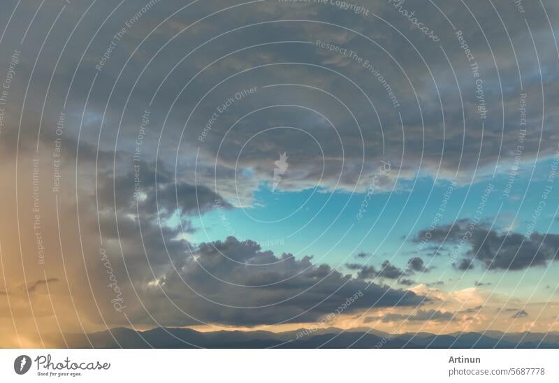 Schöne blaue Himmel und Kumuluswolken abstrakten Hintergrund. Cloudscape Hintergrund. Blauer Himmel und flauschige Wolken. Welt-Ozon-Tag. Ozonschicht. Bedeckte Wolken. Friedlich und beschaulich. Dramatischer Himmel.