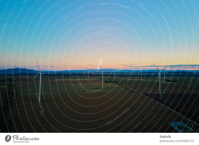 Luftaufnahme einer Windkraftanlage in ländlicher Umgebung bei Sonnenuntergang Energie Turbine nachhaltig regenerativ Erzeuger Windmühle Sauberkeit Landschaft