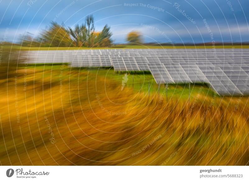 Vorbeifahrt an einer Landschaft mit Wald im Frühherbst mit Photovoltaikanlage, verschwommen und gezoomt. vorbeifahrt bewegung bewegungsunschärfe Wiese Bäume