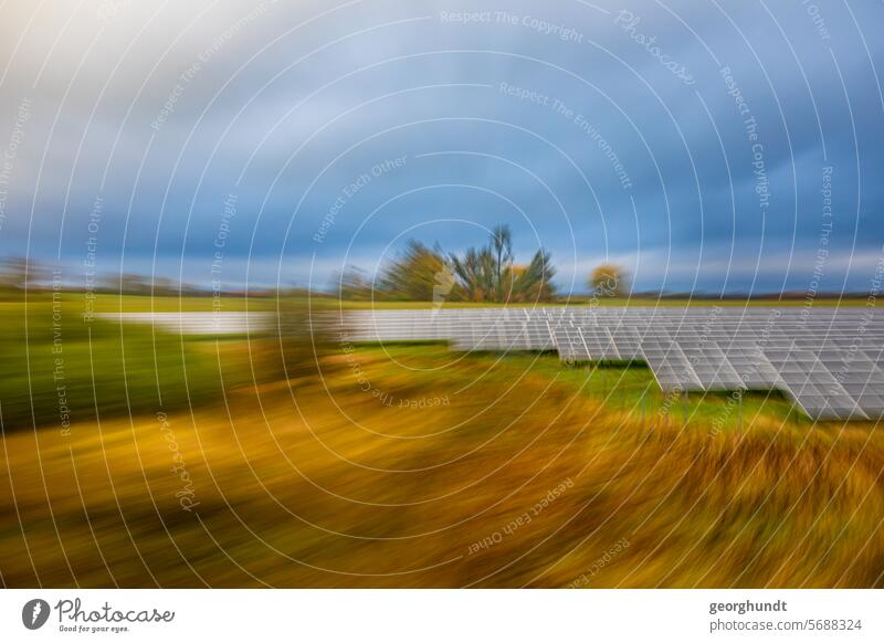 Vorbeifahrt an einer Landschaft mit Wald im Frühherbst mit Photovoltaikanlage, verschwommen und gezoomt. vorbeifahrt bewegung bewegungsunschärfe Wiese Bäume