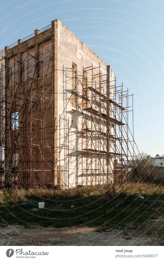 Altbau von Baugerüst umstellt; Wände hoch! Architektur Rennovierung Kernsanierung Fassade shabby Gebäude Sanieren Wandel & Veränderung Gerüst Baustelle