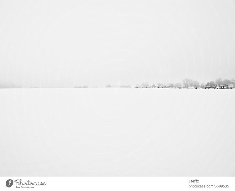 ruhige Winterlandschaft Schneelandschaft winterlich Schneedecke schneebedeckt verschneit Frost Winterstimmung Kälte kalt Wintertag Winterkälte Wetter Klima