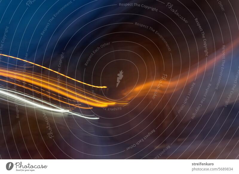 Von konkret zu abstrakt Licht Lichtspur Lichtspuren hell verwischt scharf unscharf ICM ICM-Technik abstrakte Fotografie verschwommen Unschärfe geheimnisvoll