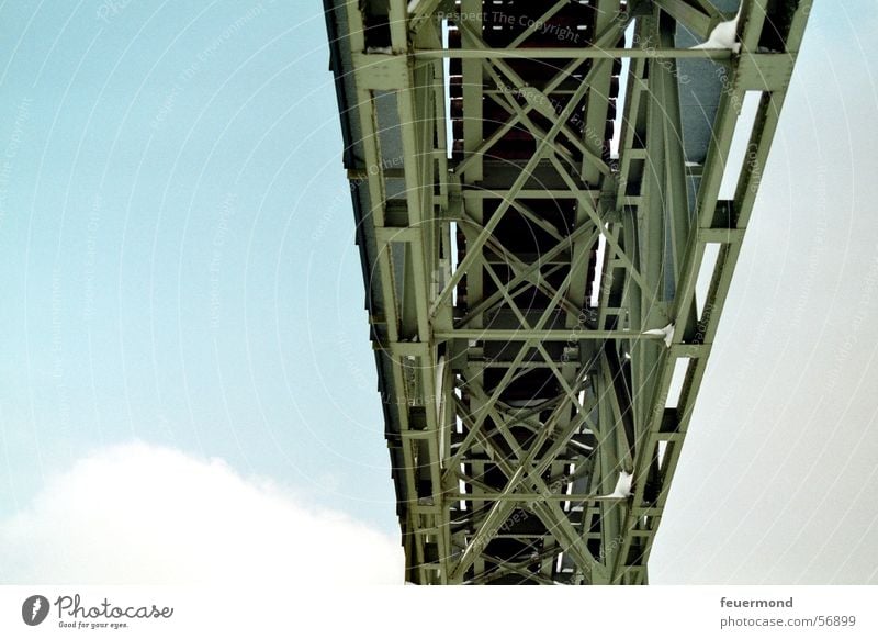 Brückenimpression Stahl Gleise Eisenbahnbrücke Wolken freihängend Himmel blau gestänge bridge rails blue sky