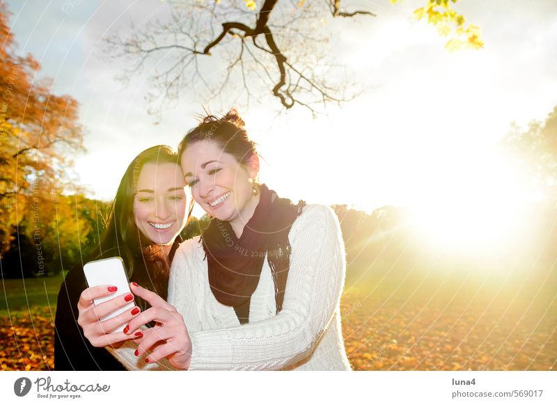 Selbstporträt Freude Glück Sonne Telefon Handy PDA Informationstechnologie Mensch feminin Junge Frau Jugendliche Erwachsene Geschwister Schwester Freundschaft 2