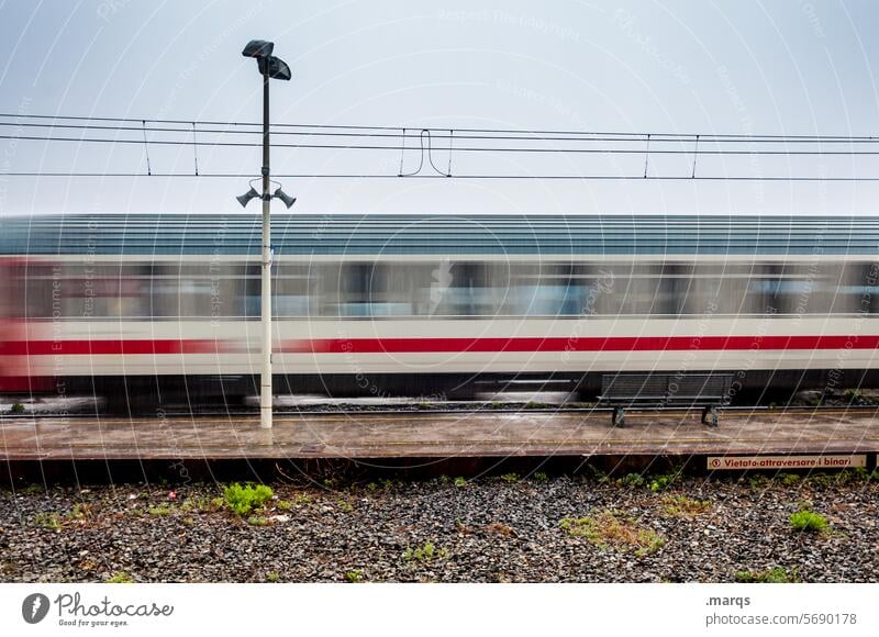 Durchreise Eisenbahn Verkehr Geschwindigkeit Bahnfahren Gleise Schienenverkehr Zug Bewegungsunschärfe schnell Verkehrswege Schienenfahrzeug