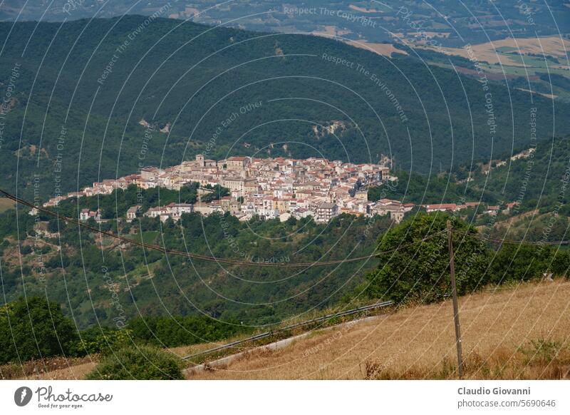 Ländliche Landschaft bei Lakedonien, Kampanien, Italien Avellino Campania Europa Melfi Ackerbau Ballen Farbe Tag Feld Hügel Berge u. Gebirge Natur Fotografie