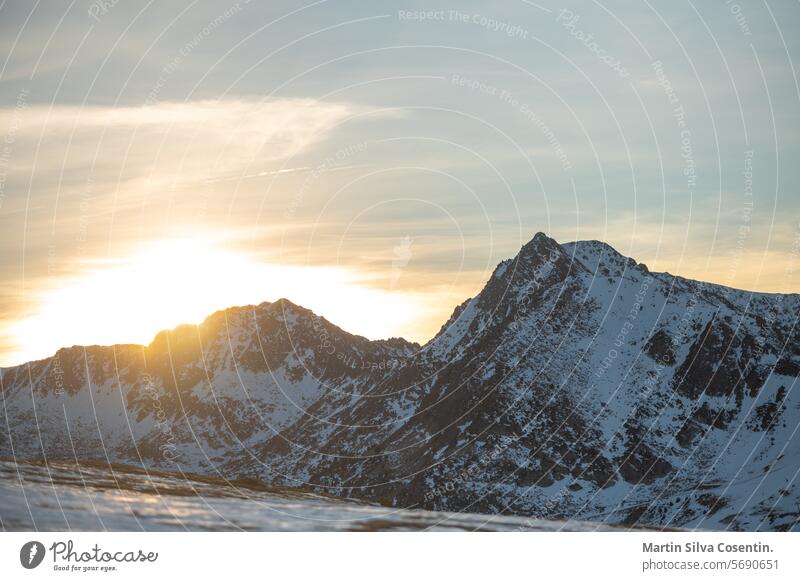 Berge in den Pyrenäen vom Skigebiet Grandvalira in Andorra aus Luftaufnahme blau Kabel Stadtbild kalt Drohnenblickwinkel Europa grandvalira hoch