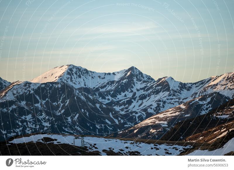 Berge in den Pyrenäen vom Skigebiet Grandvalira in Andorra aus Luftaufnahme blau Kabel Stadtbild kalt Drohnenblickwinkel Europa grandvalira hoch