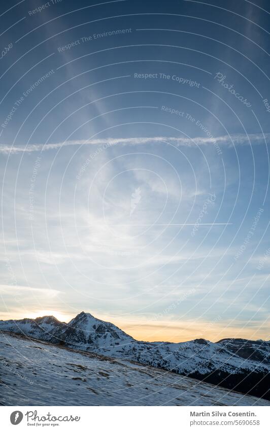 Berge in den Pyrenäen vom Skigebiet Grandvalira in Andorra aus Luftaufnahme blau Kabel Stadtbild kalt Drohnenblickwinkel Europa grandvalira hoch