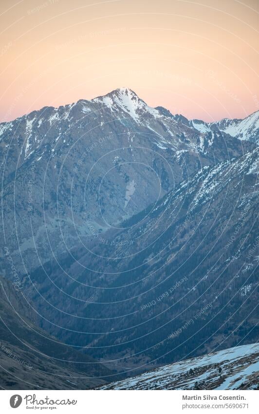 Berge in den Pyrenäen vom Skigebiet Grandvalira in Andorra aus Luftaufnahme blau Kabel Stadtbild kalt Drohnenblickwinkel Europa grandvalira hoch