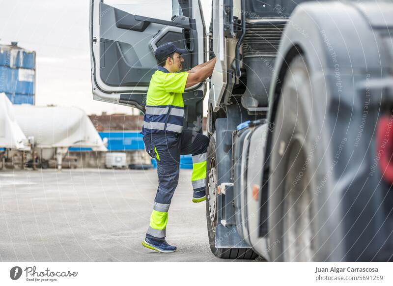 Generiertes Bild Mann Fahrer Aufstieg Lastwagen Verkehr Fahrzeug Uniform Versand Fabrik Beruf Schritt Arbeit professionell männlich Job Verschlussdeckel Tür