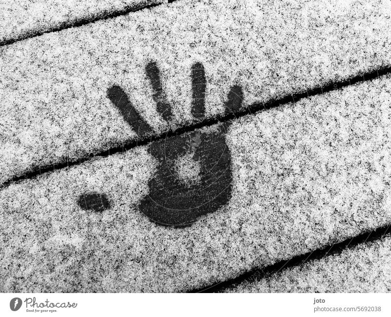 Handabdruck im Schnee handabdruck Fingerabdruck diagonal Linien Linien und Formen tauen Winter Januar Februar März Frost Abdruck Spuren Strukturen & Formen