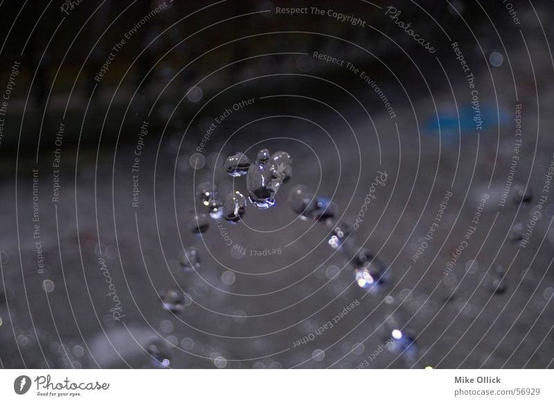 Wassertropfen Strahlung Wasserstrahl fließen rein kalt frisch nass laufen tropfend Steinboden Reflexion & Spiegelung Querformat horizontal blau Natur