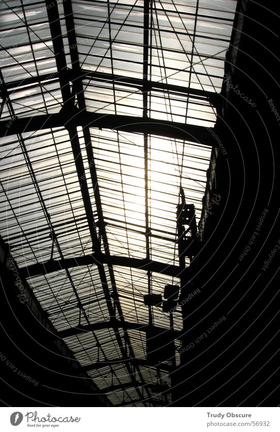 Irres Licht Dach Gebäude Fenster Strahlung Sonne Sonnenstrahlen dunkel Konstruktion Stab Schilder & Markierungen Eisenbahn Lichtstrahl hell Lichterscheinung