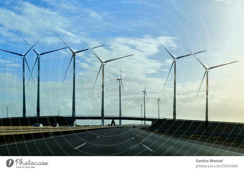 Windpark bei Aachen Alternative Energien Windräder Windrad Strom Deutschland Autobahn Windenergie Stromnetz Produktion Umweltschutz