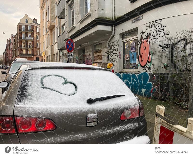 Herz an der Fensterscheibe am Auto aus Schnee herzförmig herzform Liebe Urlaubsgrüße Urlaubsstimmung Liebeserklärung Romantik Treue liebevoll Verliebtheit