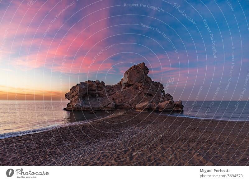 Peñon del cuervo, Felsformation an einem Strand in Malaga, Costa del Sol, Andalusien. Felsspitze Felsen MEER Rabe mediterran Sand Meereslandschaft