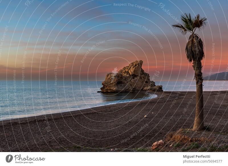 Playa Peñon del Cuervo, Strand in der Stadt Málaga mit einer Felsformation, die den Strand in zwei Teile teilt, im östlichen Teil der Stadt, Costa del Sol.