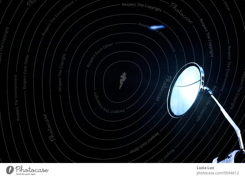 Trick of the Light... im Außenspiegel eines Motorrads blauer Himmel, mitten in der Nacht. Spiegelung Verkehr Formen Lifestyle Fahrzeug Straße elegant retro