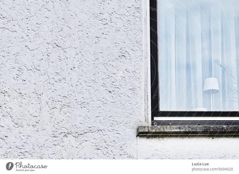 Fenster zum Hof, mit kleiner Stehlampe anheimelnd heimelig alt Gardine Häusliches Leben Vorhang schräg Charme charmant anmutig altmodisch Lampenschirm