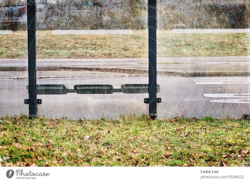 Leere Bushaltestelle Bank Wiese Haltestelle Öffentlicher Personennahverkehr Wartehäuschen Menschenleer Gegenlicht Straße urban streetstyle City Stadt