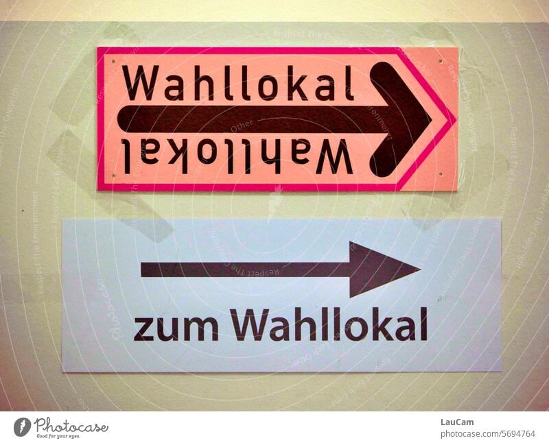 Wählen leicht gemacht Wahl Wahlen wählen Wahllokal Hinweisschild Wegweiser Pfeil Pfeile Europawahl Europawahlen auf dem Kopf Demokratie Stimmzettel Stimmabgabe