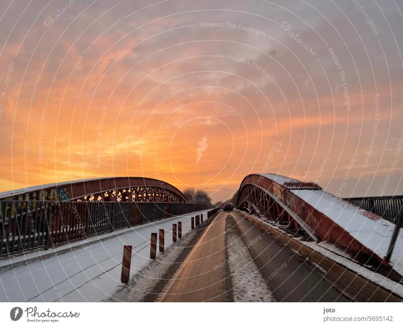 Schneebedeckte Brücke mit Sonnenaufgang und nasser Straße Linien und Formen Winter Januar Februar März Frost Spuren Strukturen & Formen Kontrast Kontrastreich