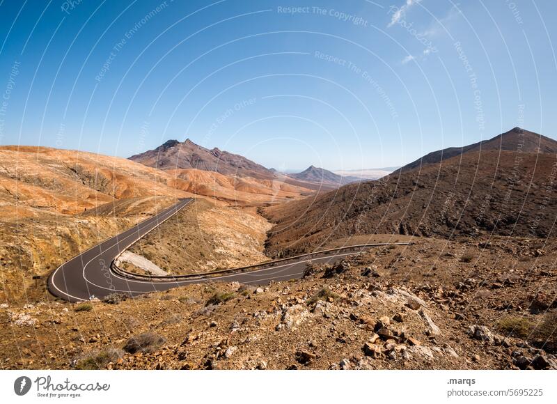 Trockene Landstraße fahren Straße Berge u. Gebirge Schönes Wetter Horizont Wolkenloser Himmel Landschaft Natur Sommer Freiheit Abenteuer Ausflug