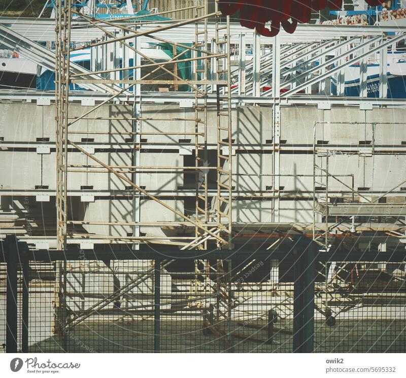 Alles unter Kontrolle Werft Betriebsgelände Bauwerk Fassade Rohbau Baugerüst Baustelle Gerüst Gestänge bauen Gebäude Architektur Arbeit & Erwerbstätigkeit