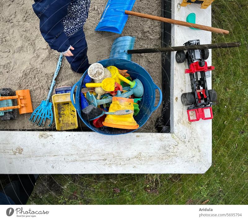 Kleinkind spielt in der Sandkiste | Vogelperspektive Kind Kindheit Schaufel Bagger Kipplader Förmchen spielen Garten Rasen Sandkasten Kindergarten Spielzeug