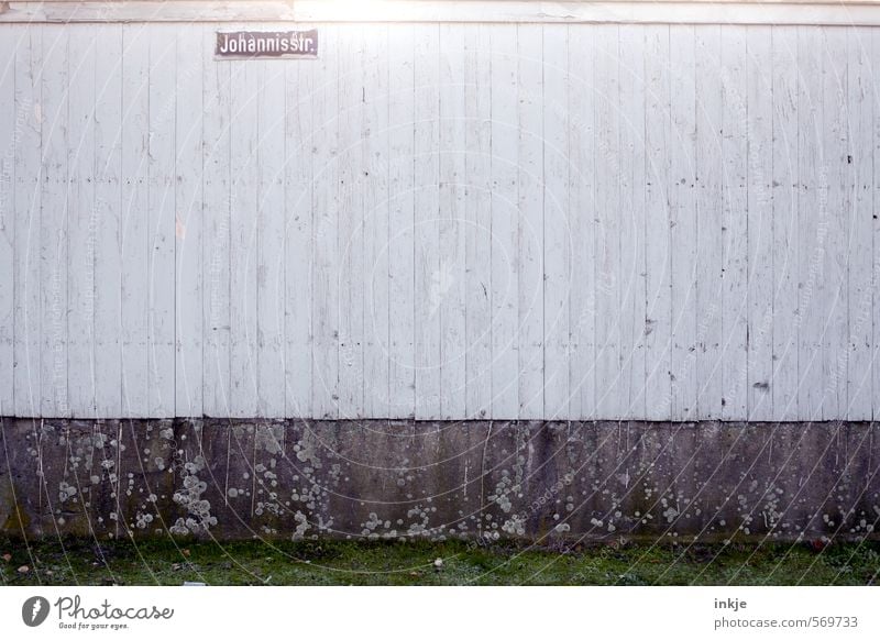 Leben in der Johannisstraße Mauer Wand Fassade Straße Straßenrand Zaun Bretterzaun Holz Schriftzeichen Schilder & Markierungen Linie Streifen Straßennamenschild