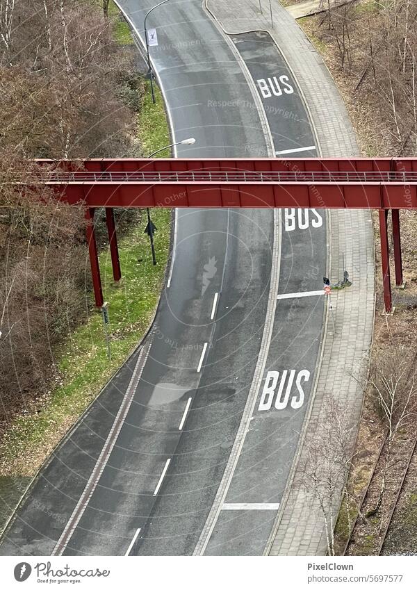 Straße mit Fahrspuren für Busse Straße von oben Verkehr Verkehrswege Asphalt Straßenverkehr Fahrbahnmarkierung Menschenleer Außenaufnahme Straßenrand Linie