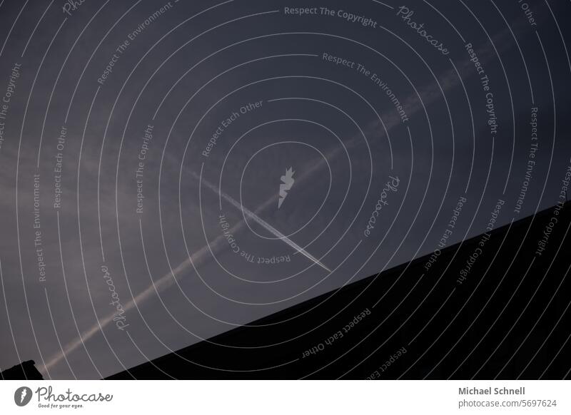 Durchkreuzen von Chemtrails chemtrails Verschwörung Verschwörungstheorie Angst skurril gesundheitsschutz Aluhut paranoid Kondensstreifen Flugzeug Himmel