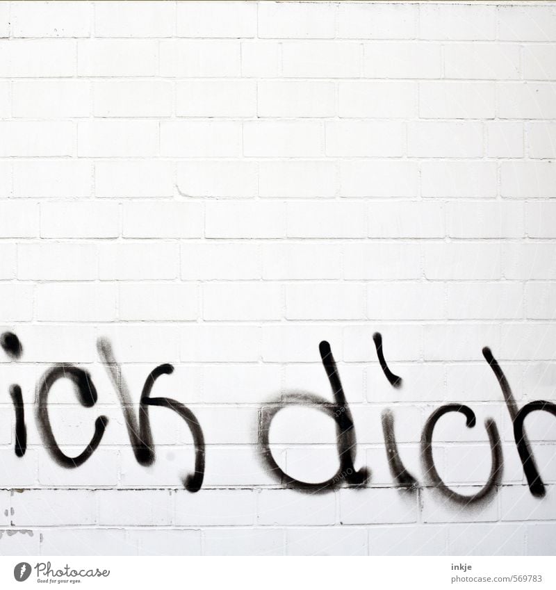 es braucht nicht viele Worte.... Menschenleer Mauer Wand Fassade Steinmauer Backsteinfassade Backsteinwand Schriftzeichen Graffiti Linie schwarz weiß Gefühle