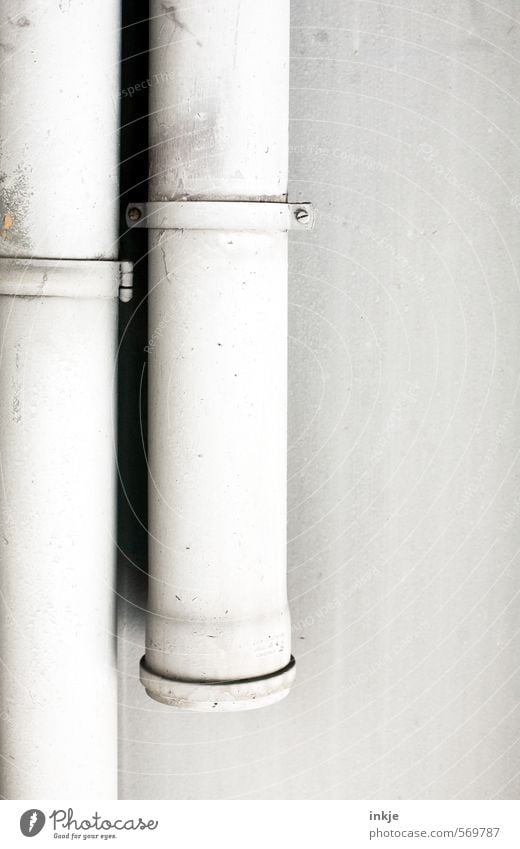 MONTAGe am Dienstag Baustelle Industrie Handwerk Menschenleer Mauer Wand Röhren Abflussrohr Schelle hängen grau weiß vertikal 2 paarweise Paar befestigen