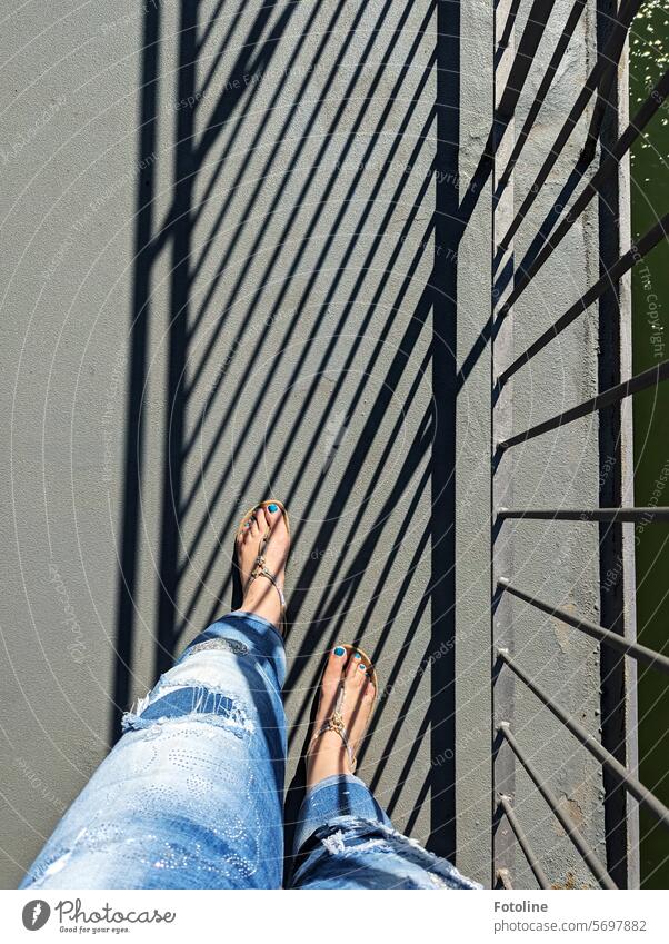 Heute habe ich es mit Schatten. Ein Bild aus dem Sommer. Endlich Feierabend und ab über die Stadtbrücke zum Fahrrad laufen. Doch die Schatten des Geländers hielten mich kurz auf.