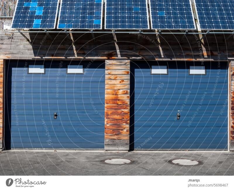 Solarzellen an Garagentor Grüner Strom Solarpanel Solarstrom klimaneutral Energiewende Sonnenenergie Photovoltaik Ausfahrt Einfahrt blau geschlossen parken Tor