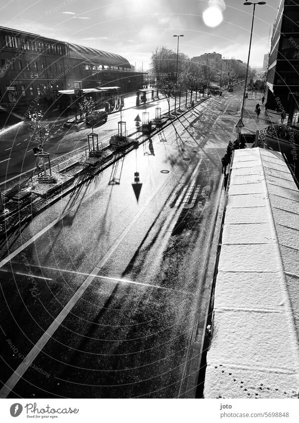 Stadt im Winter mit Schnee Linien und Formen Januar Februar März Frost Spuren Strukturen & Formen Kontrast Kontrastreich eisig eisige Kälte kalt Schneespur