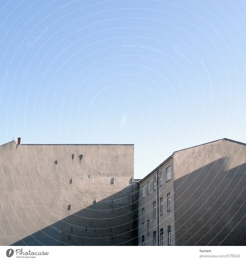 Hinterhof in Großstadt | Berlin im Sonnenlicht Himmel Schönes Wetter Stadt Hauptstadt Stadtrand Haus Bauwerk Gebäude Architektur Innenhof Mauer Wand Stein Beton