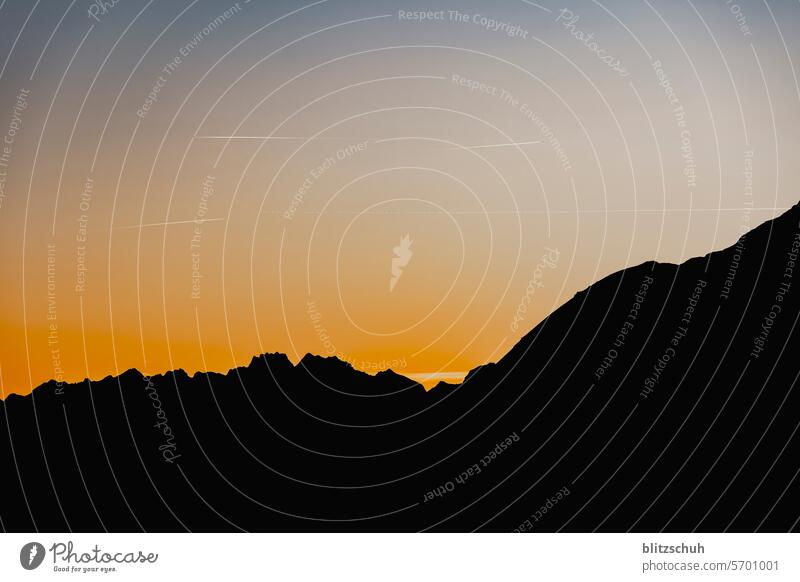 Sonnenaufgang auf knapp 3000m mit Kondensstreifen Sunrise Sonnenlicht Himmel sun Morgen blau Licht Morgendämmerung Natur Schönes Wetter Landschaft Umwelt