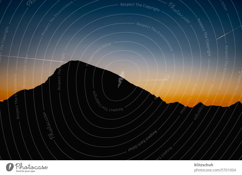 Sonnenaufgang auf knapp 3000m mit Kondensstreifen Sunrise Sonnenlicht Himmel sun Morgen blau Licht Morgendämmerung Natur Schönes Wetter Landschaft Umwelt