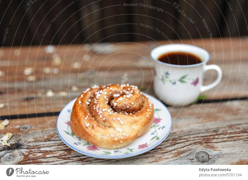 Tasse Kaffee und Teller mit Zimtbrötchen Bäckerei Frühstück braun Brötchen Zimtschnecke Nahaufnahme lecker Dessert trinken Lebensmittel süß fika frisch